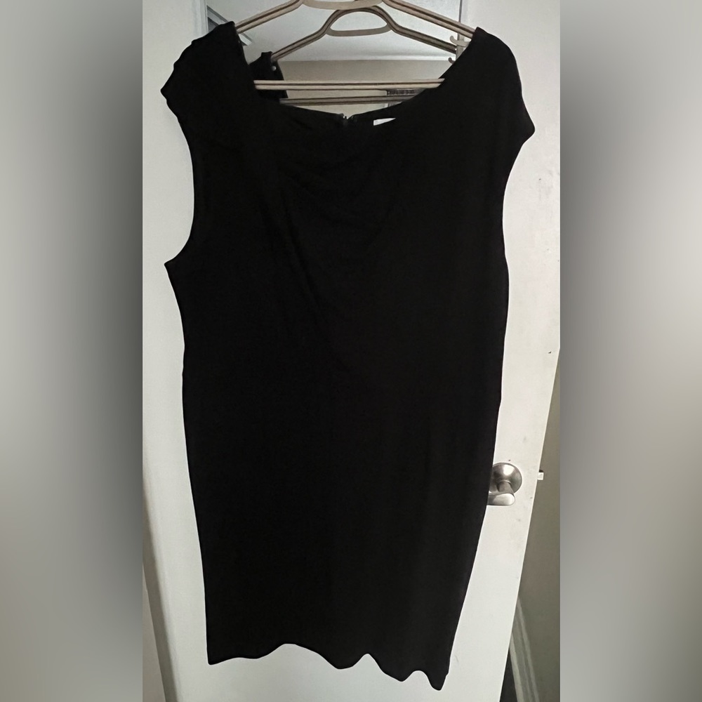 Short sleeve and ruched black dress. Perfect for work.